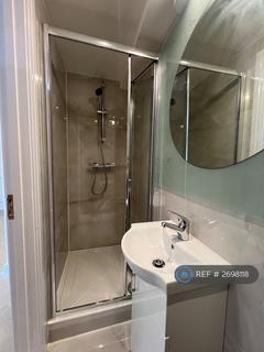 Studio to rent, Nether Street, London, N3