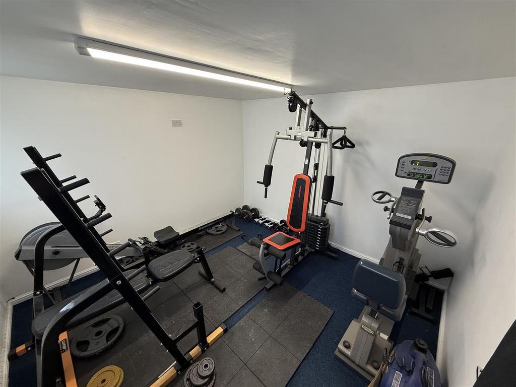 Garage gym area.jpeg