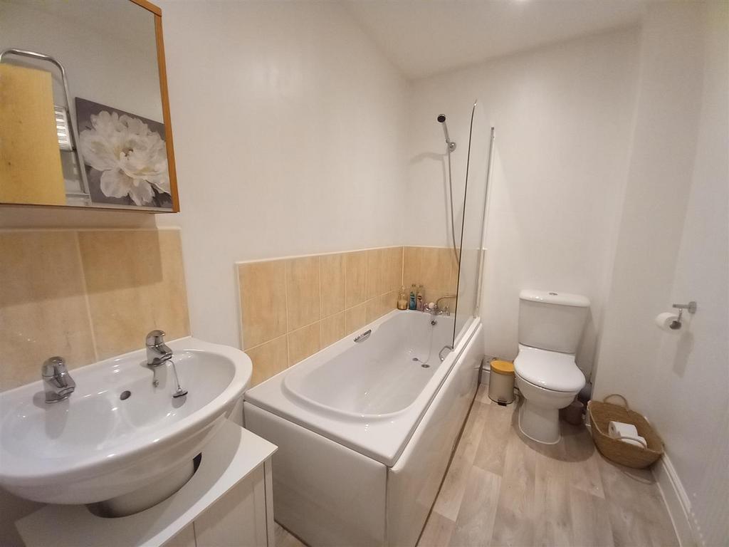 18 Donn Gdns Bathroom.jpg