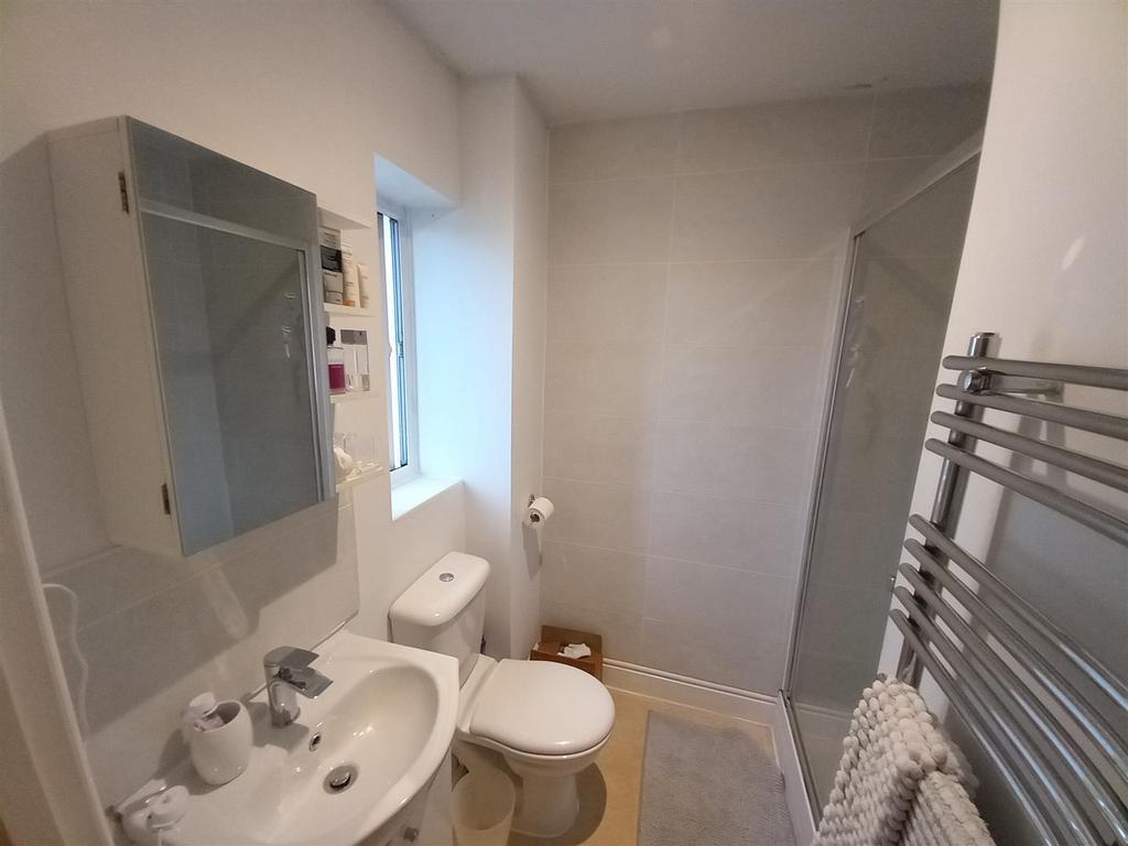 18 Donn Gdns En-suite.jpg