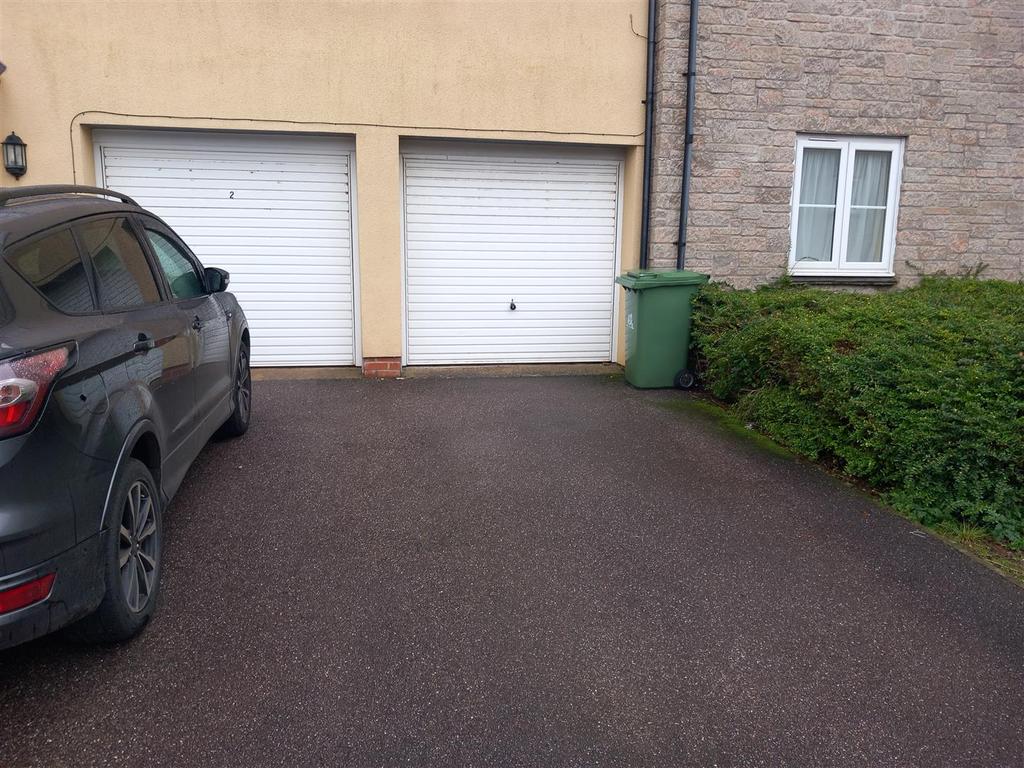 18 Donn Gdns garage.jpg