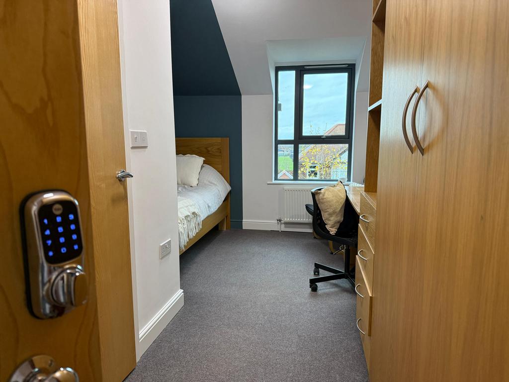 Longdales Lodge Bed 4.jpeg