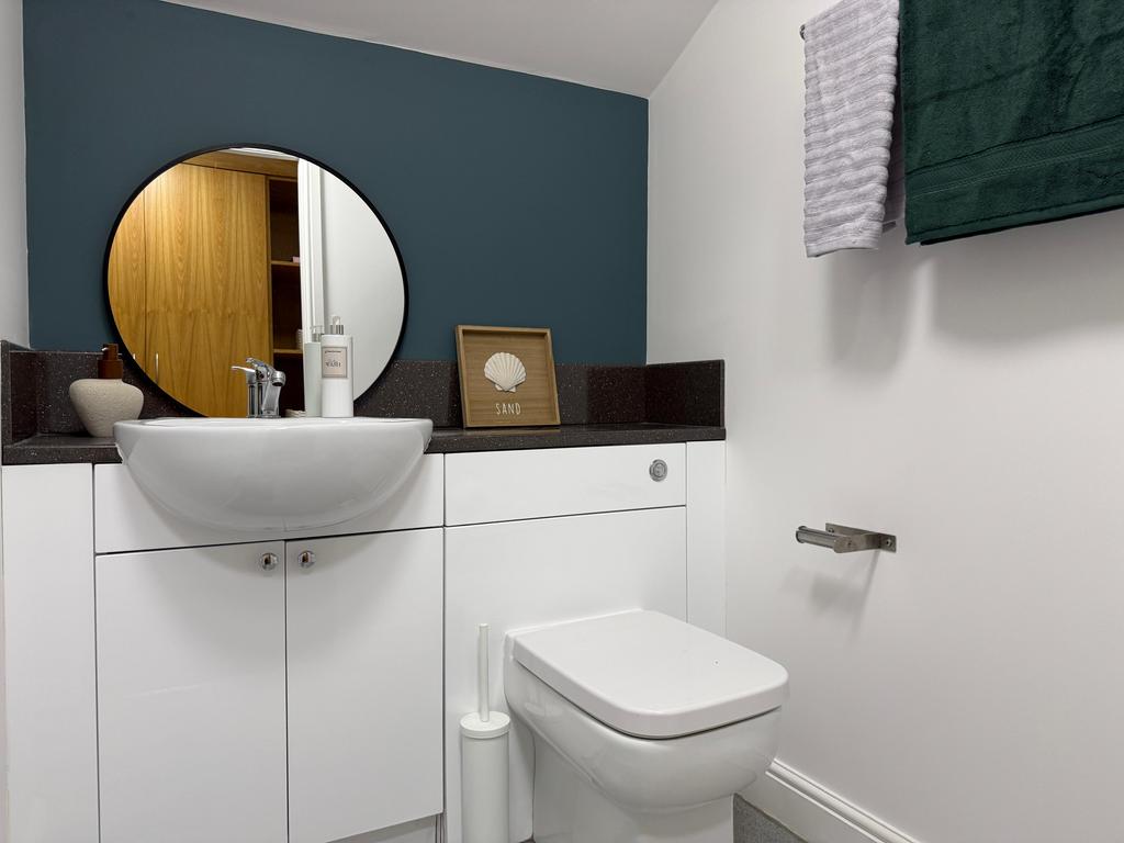 Longdales Lodge - Ensuite.jpeg