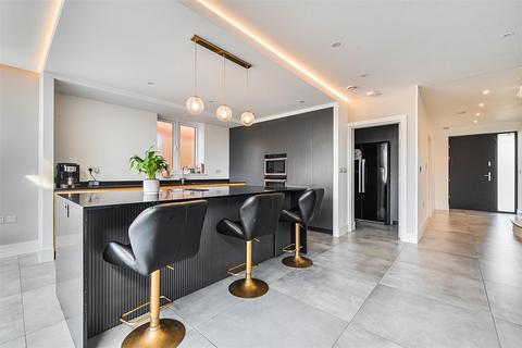 5 bedroom semi-detached house to rent, Oldway Lane, Cippenham