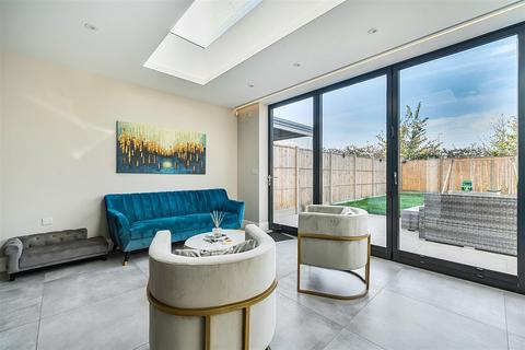 5 bedroom semi-detached house to rent, Oldway Lane, Cippenham