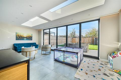 5 bedroom semi-detached house to rent, Oldway Lane, Cippenham