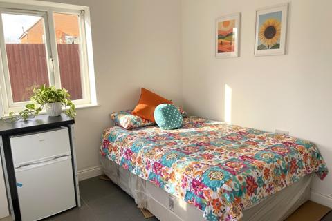 Studio to rent, London W5