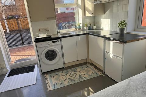 Studio to rent, London W5