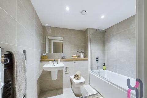 2 bedroom flat to rent, Manchester Waters, 5 Pomona Strand, Old Trafford, M16