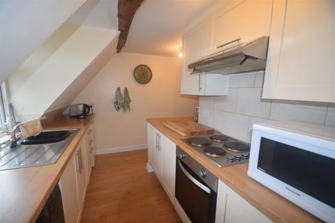3 bedroom flat to rent, High Street, Newport