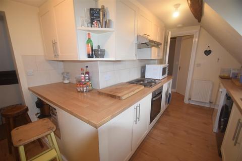 3 bedroom flat to rent, High Street, Newport
