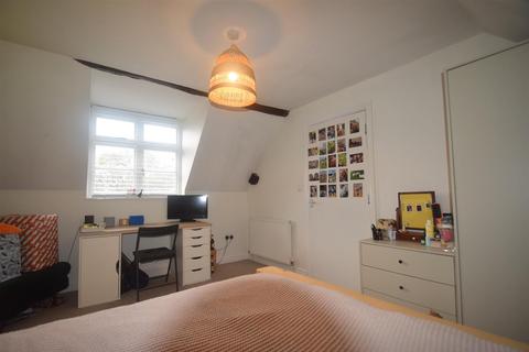 3 bedroom flat to rent, High Street, Newport