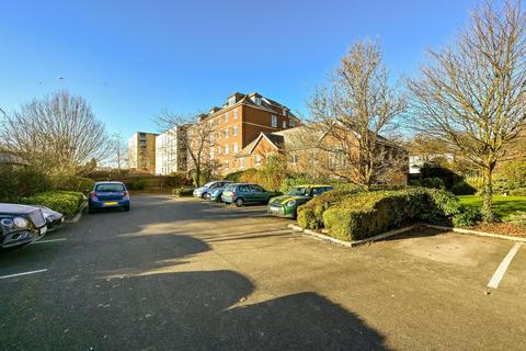 2 bedroom flat for sale, Golden Court, Isleworth, TW7