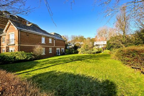 2 bedroom flat for sale, Golden Court, Isleworth, TW7
