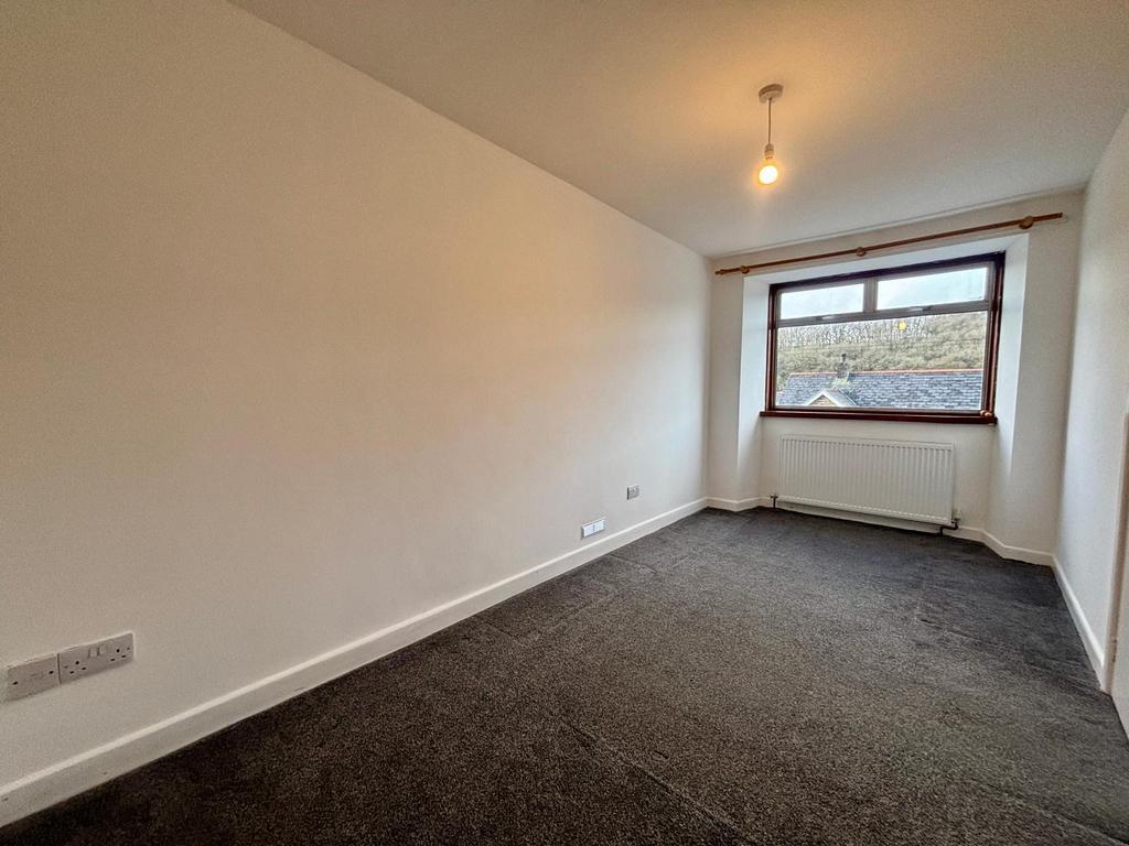 Front bedroom 2