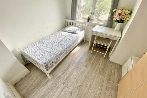 4 bedroom house share to rent, Horn Lane, London W3