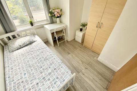 4 bedroom house share to rent, Horn Lane, London W3