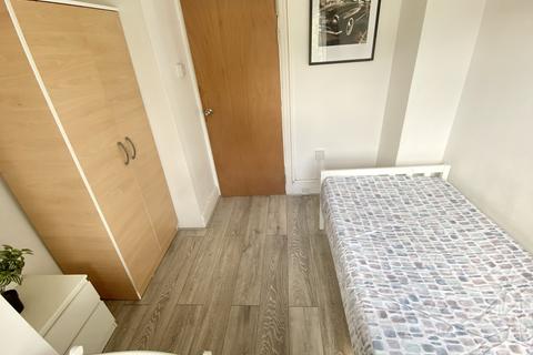 4 bedroom house share to rent, Horn Lane, London W3