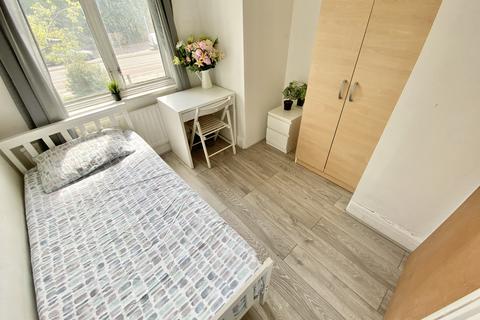 4 bedroom house share to rent, Horn Lane, London W3