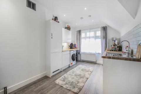 2 bedroom flat to rent, Westwell Road, London, SW16