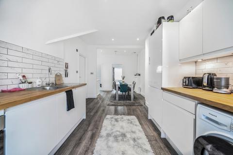 2 bedroom flat to rent, Westwell Road, London, SW16