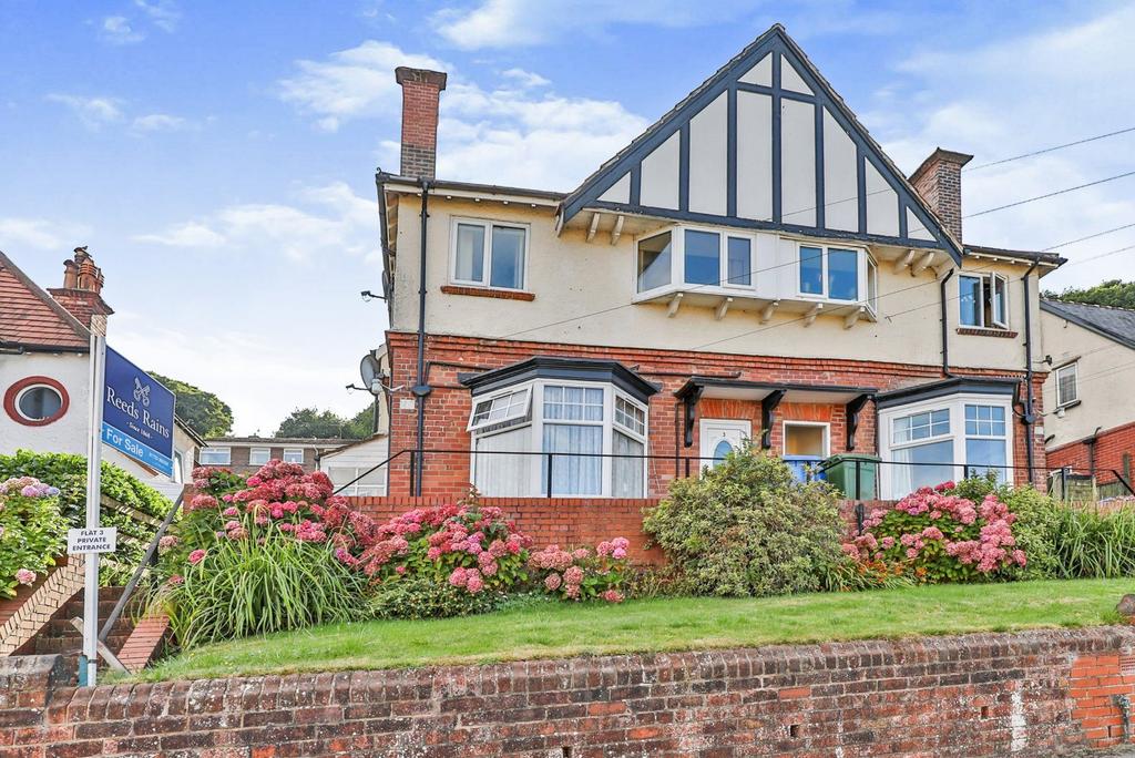 One bedroom apartment - For sale by auction