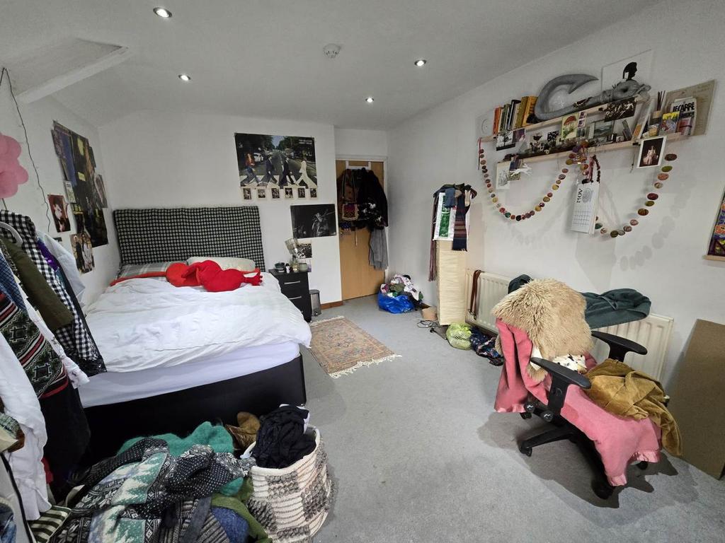 First floor rear bed