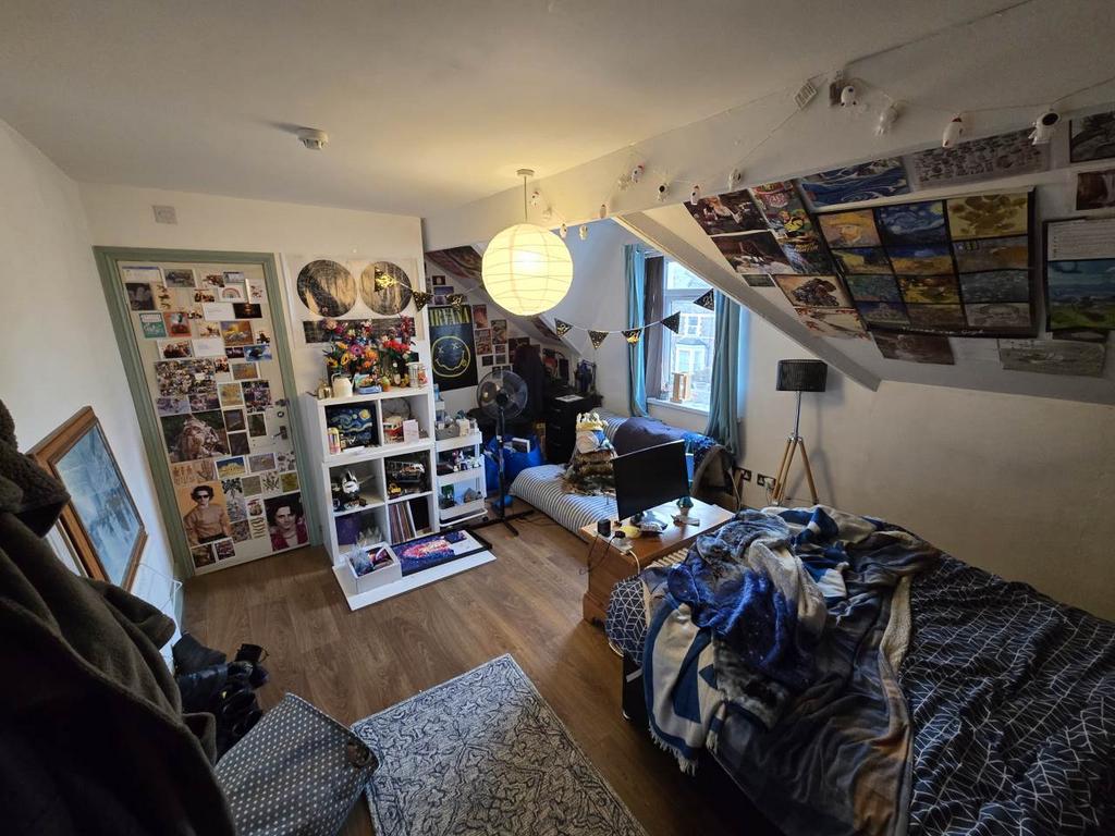 Attic front bedroom