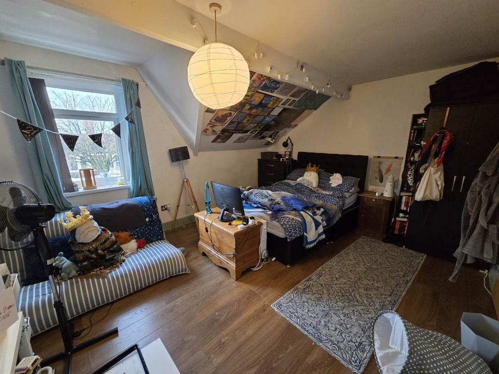 Attic front bedroom