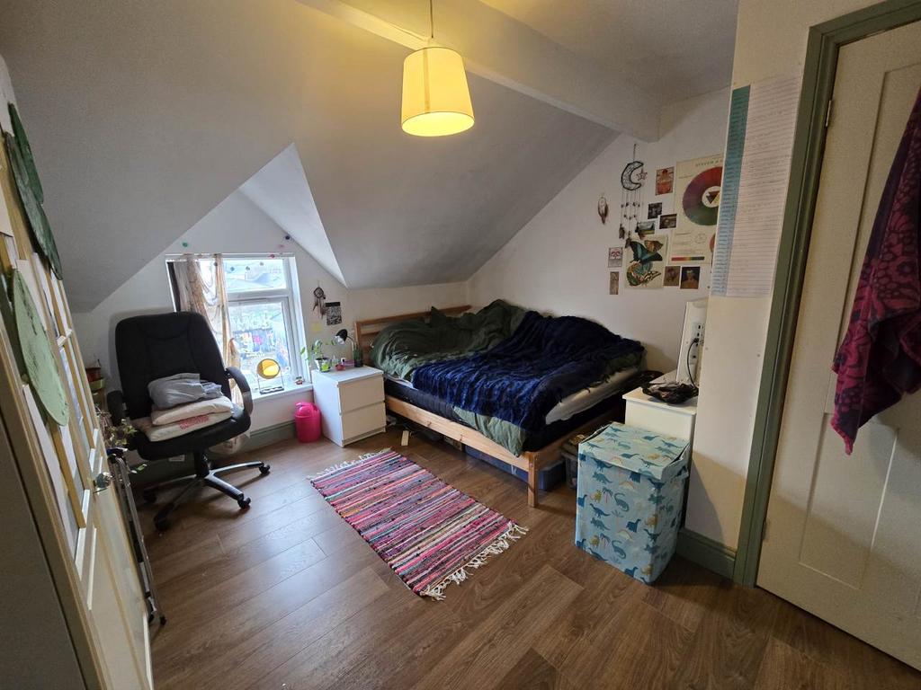 Attic rear bedroom (
