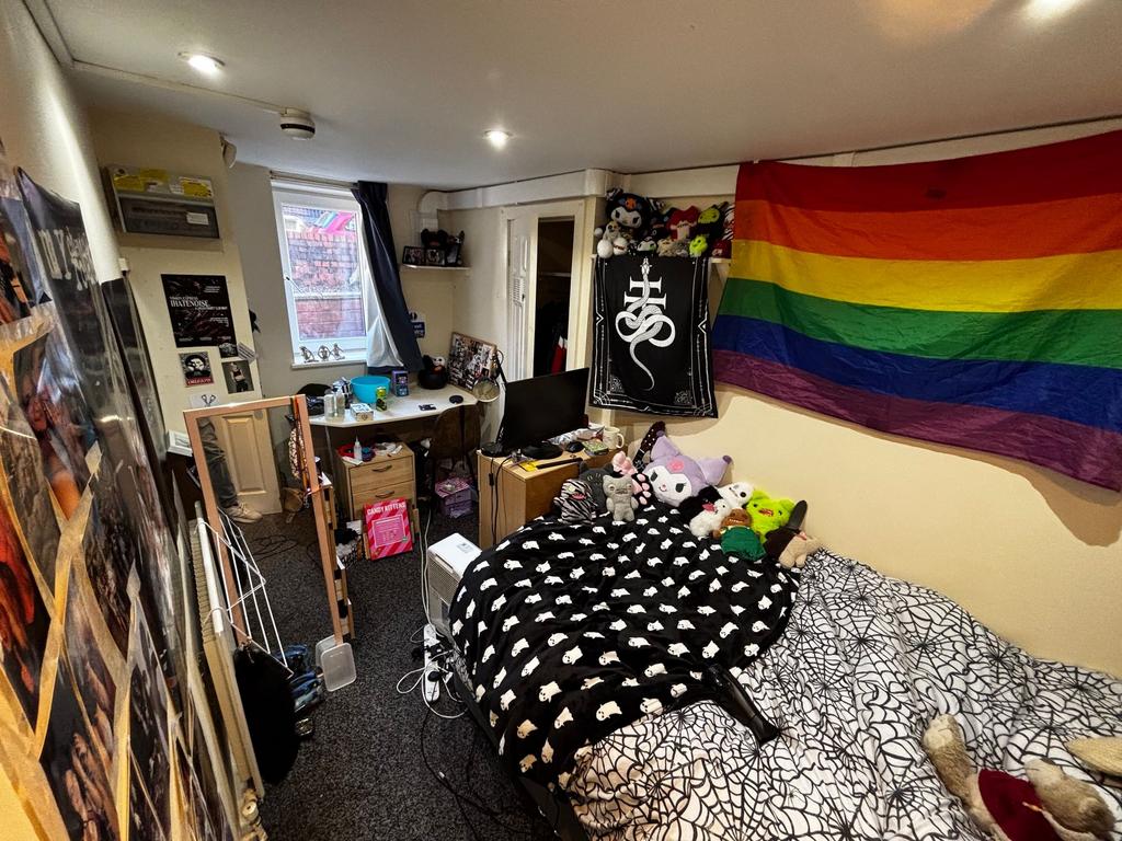 Bright, characterful double bedroom with a comf...
