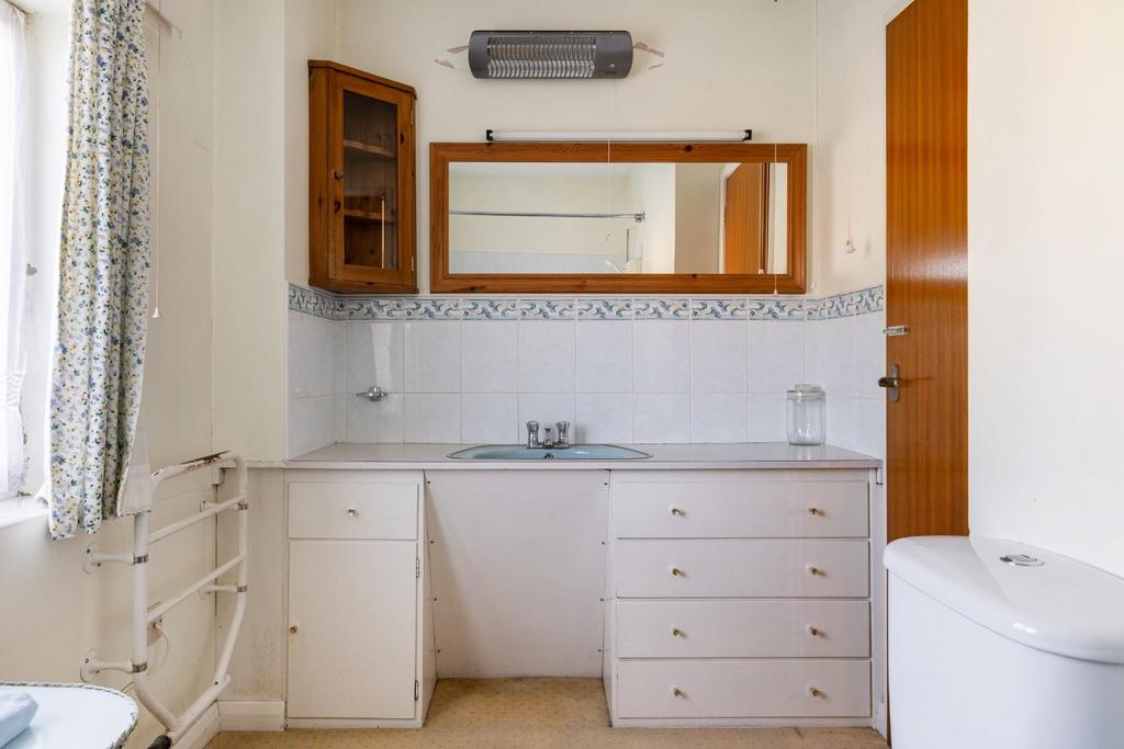 100524 53 Bouverie Avenue-24.jpg