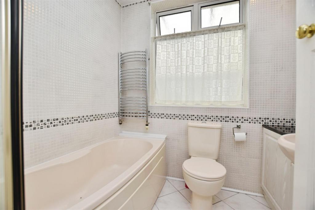 B2089a7f-bathroom.JPG
