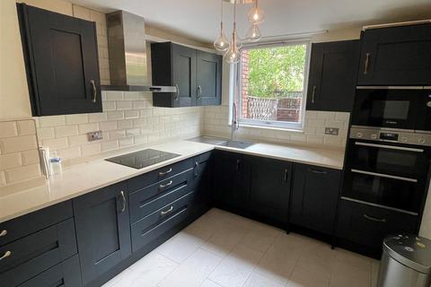 3 bedroom flat to rent, More Close, St Paul's Court, W14