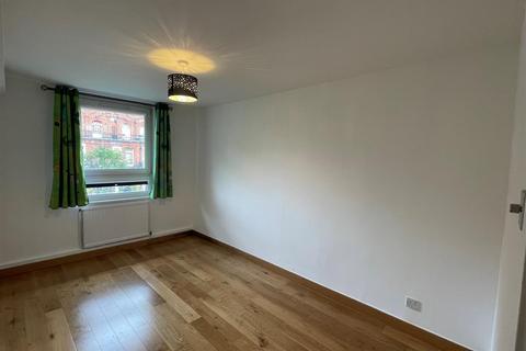 3 bedroom flat to rent, More Close, St Paul's Court, W14