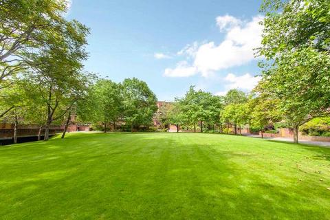 3 bedroom flat to rent, More Close, St Paul's Court, W14