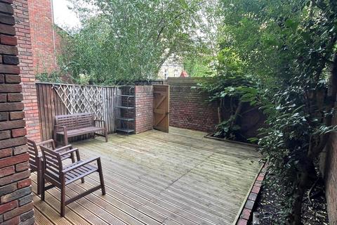 3 bedroom flat to rent, More Close, St Paul's Court, W14
