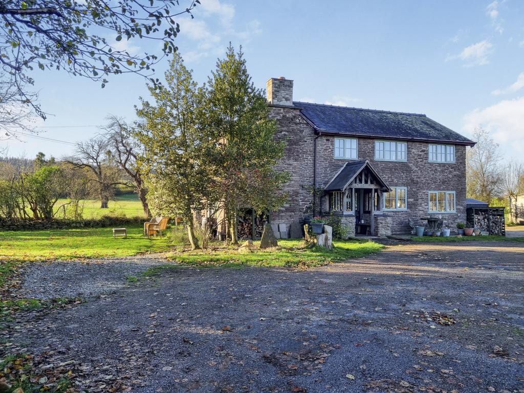 4 Bedroom Property with Land