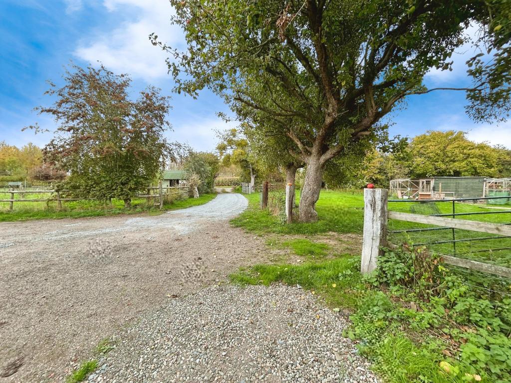 4 Bedroom Property with Land
