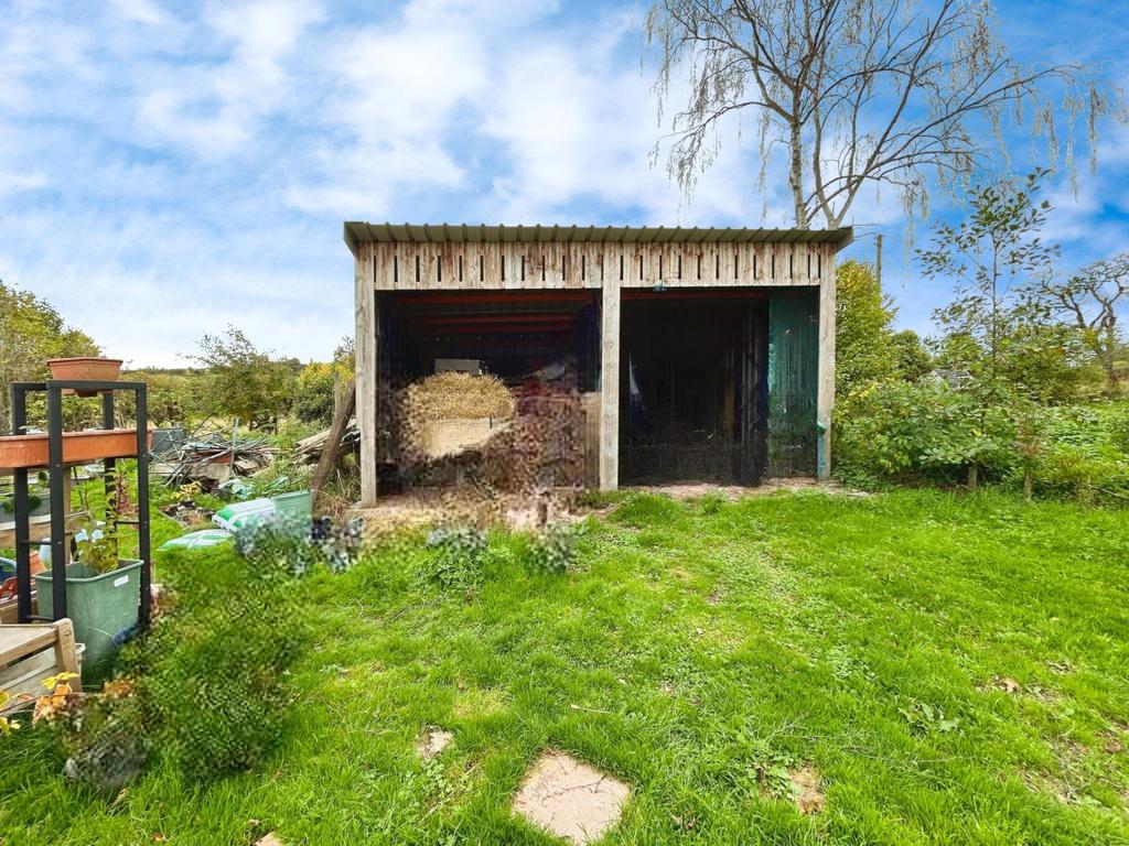 4 Bedroom Property with Land