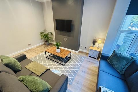 6 bedroom terraced house to rent, Ash Road, Headingley, Leeds, West Yorkshire, LS6 3HD