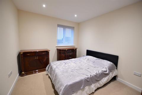 2 bedroom flat to rent, Aspects Court, Slough