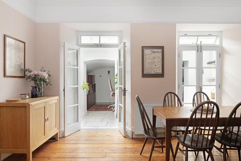 undefined, Victoria Way