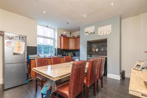 4 bedroom terraced house for sale, Huddersfield Road, Elland