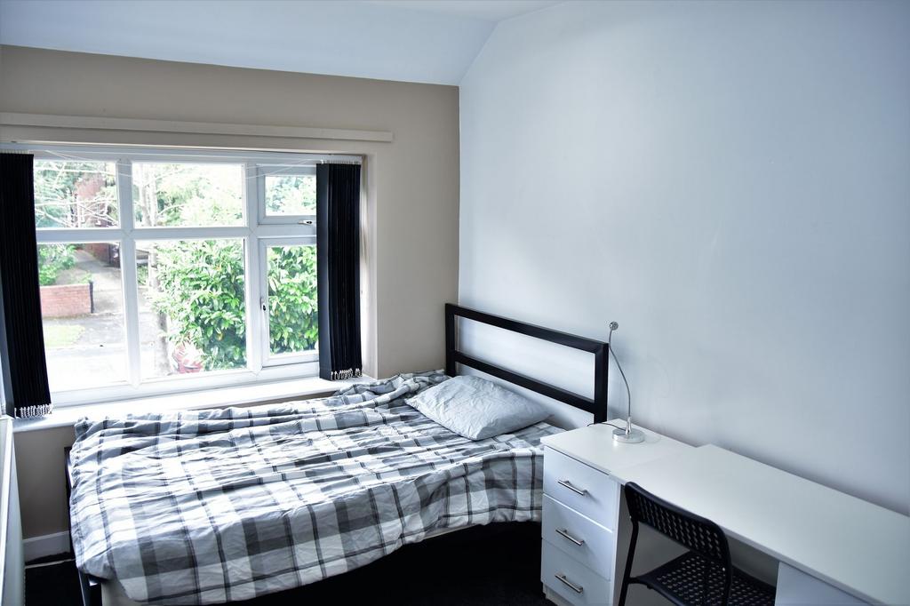 Bright, well-maintained single bedroom featurin...