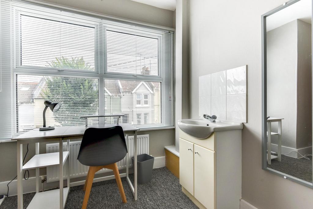 Bright, well-kept single bedroom with a large f...