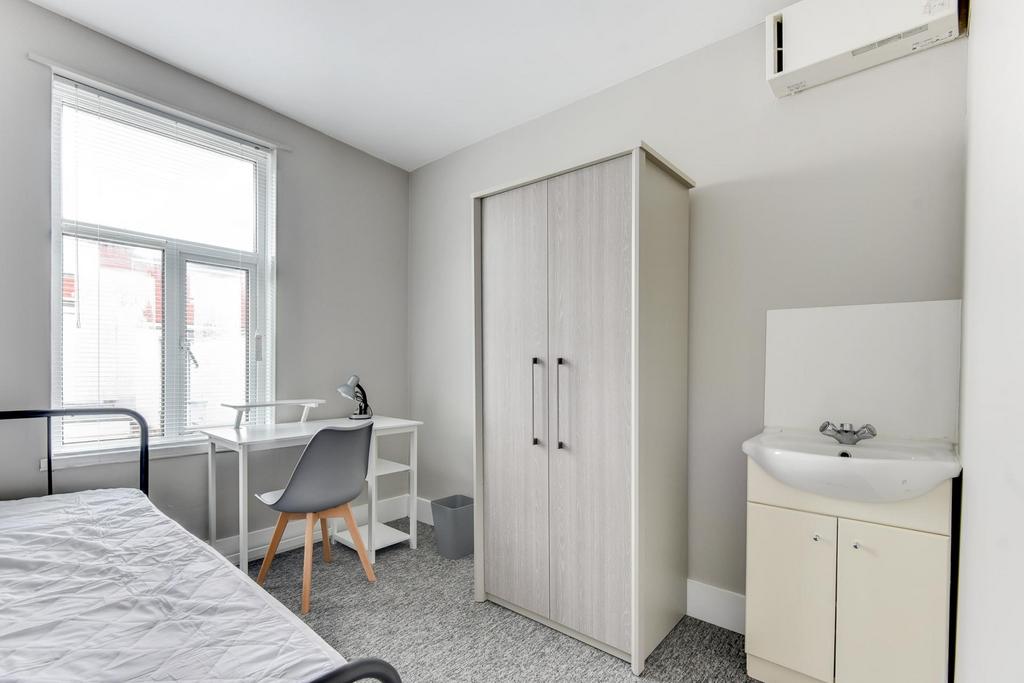 Bright, tidy single bedroom with a window letti...