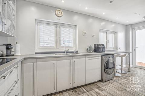 4 bedroom house for sale, Ardwell Avenue, Ilford, IG6