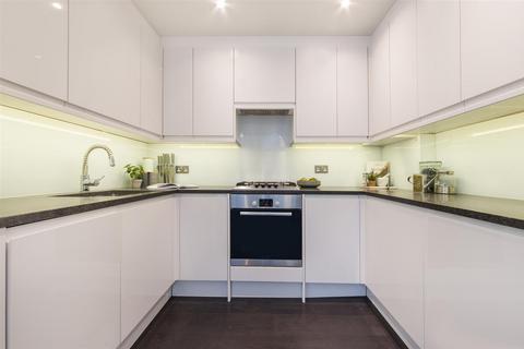 3 bedroom apartment to rent, West Street, London WC2H
