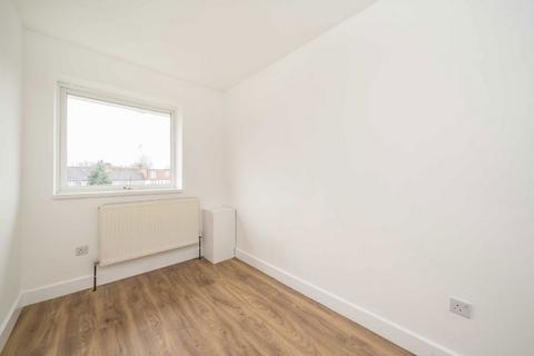 2 bedroom flat to rent, Crusoe Road, Mitcham CR4